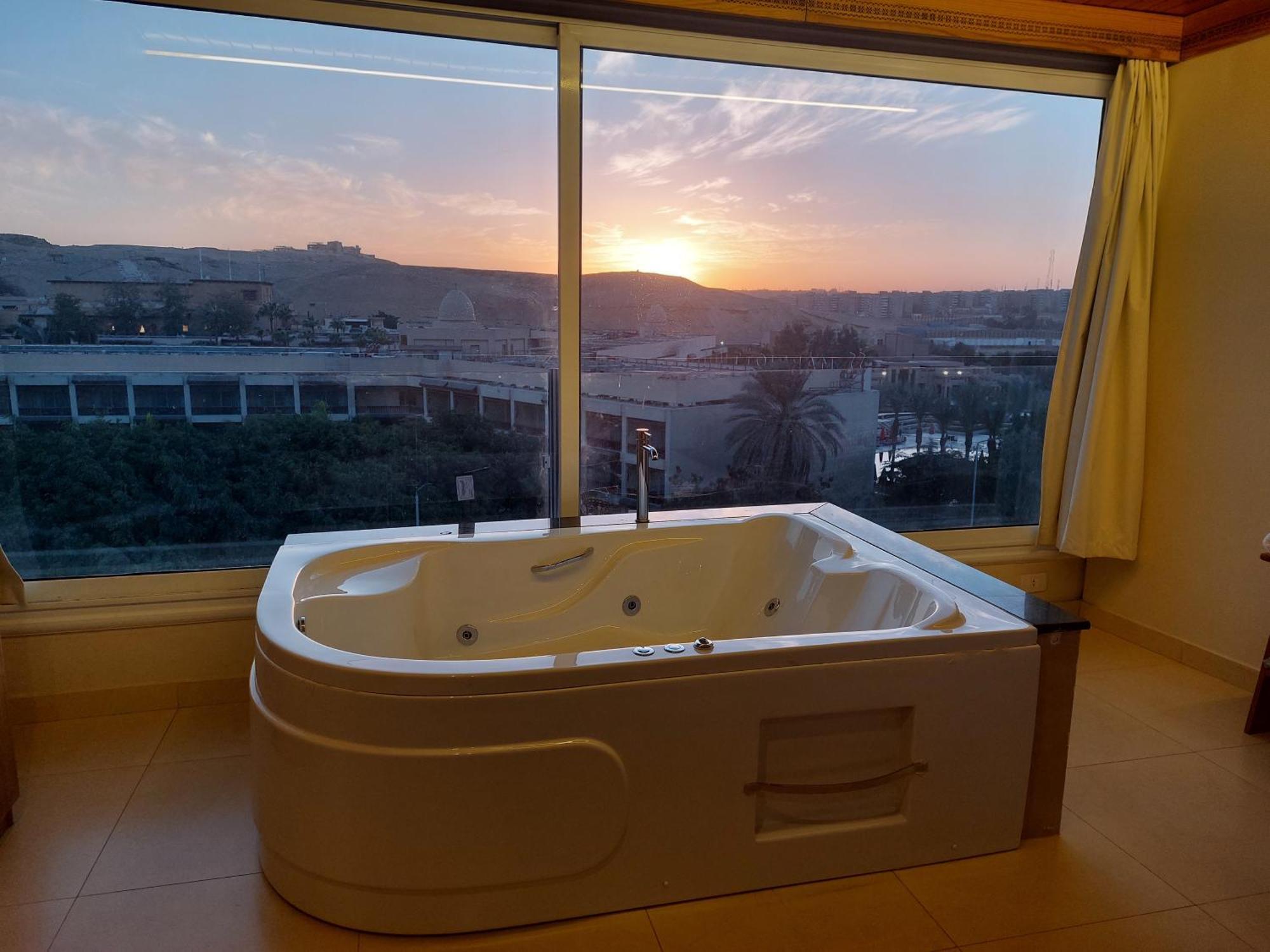 Doudou Pyramids View Hotel Kafrat al Jabal Exterior photo