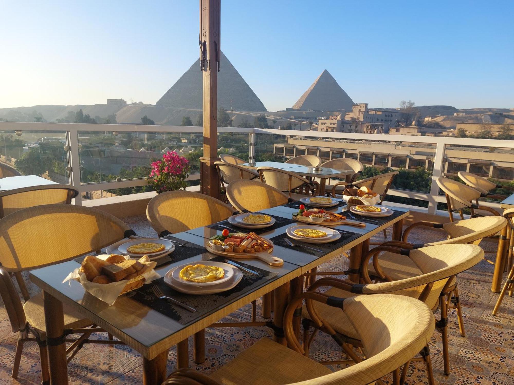 Doudou Pyramids View Hotel Kafrat al Jabal Exterior photo