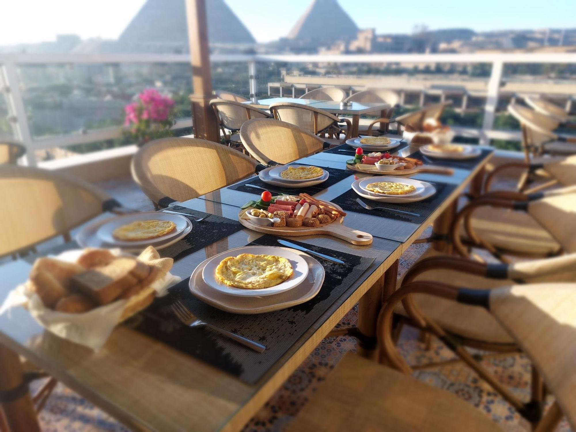 Doudou Pyramids View Hotel Kafrat al Jabal Exterior photo