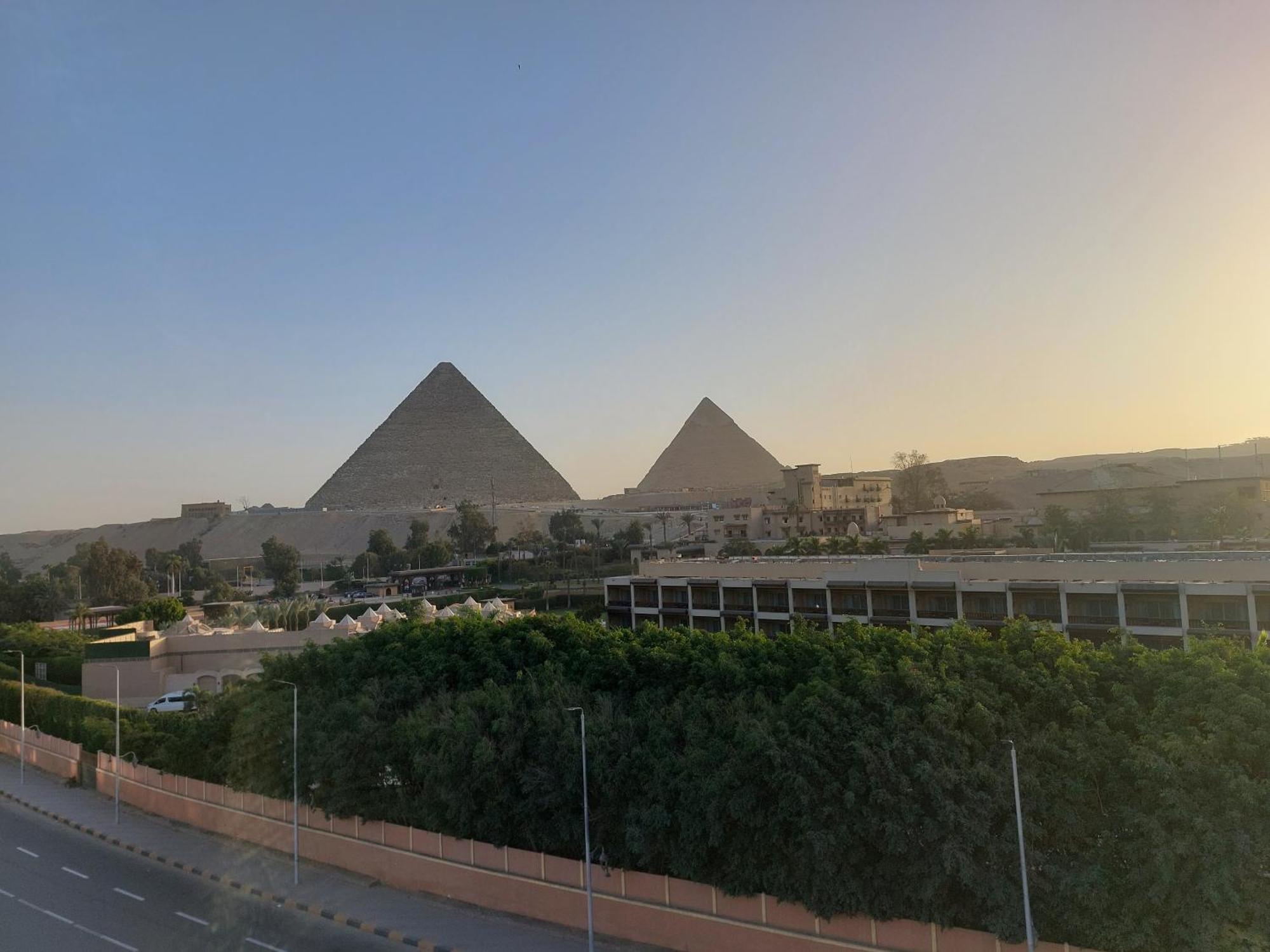 Doudou Pyramids View Hotel Kafrat al Jabal Exterior photo