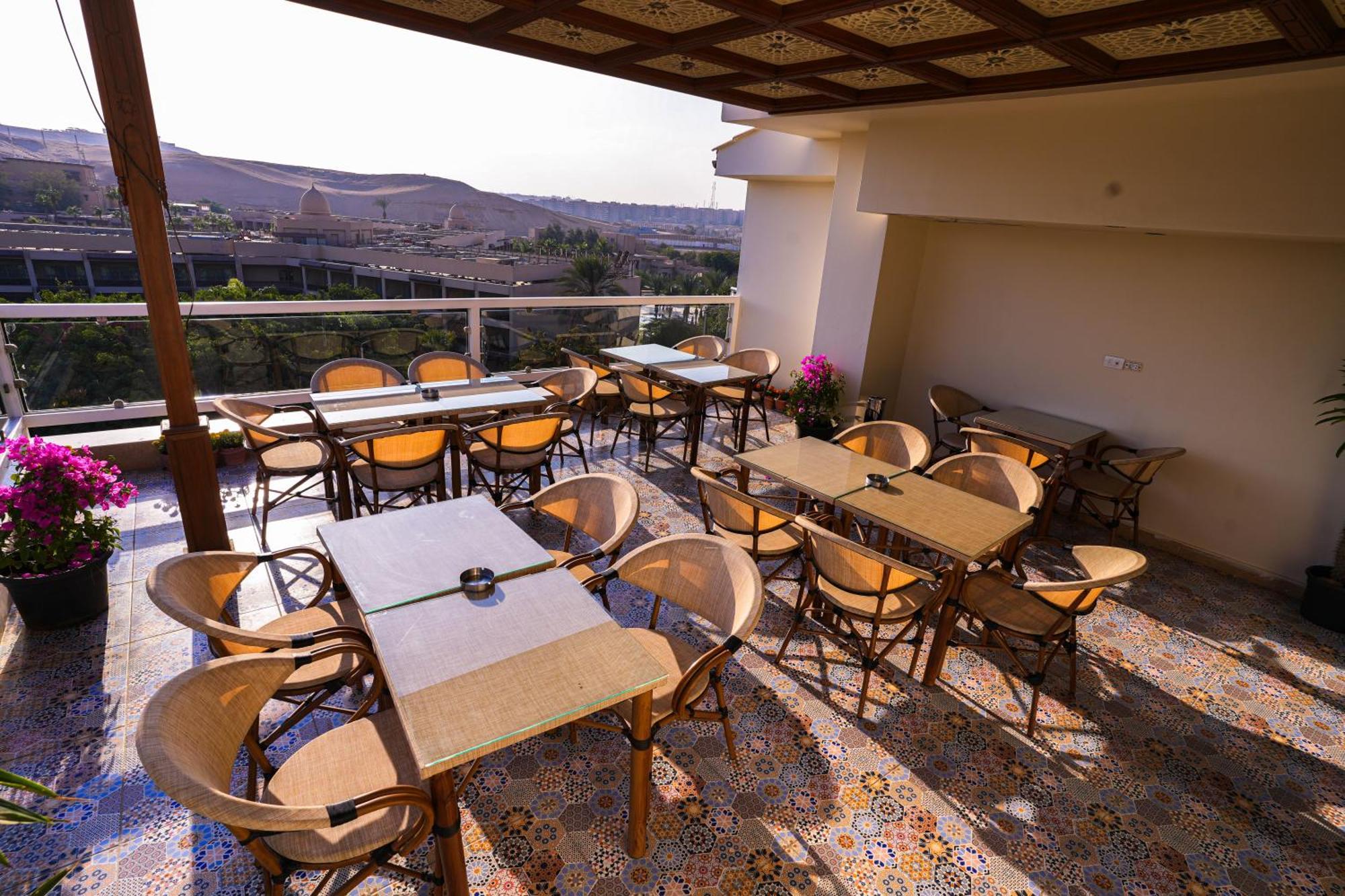 Doudou Pyramids View Hotel Kafrat al Jabal Exterior photo