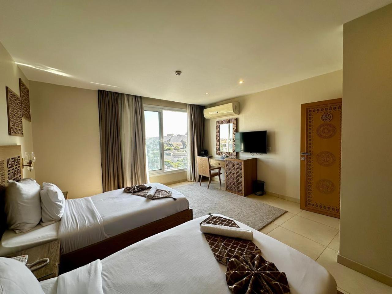 Doudou Pyramids View Hotel Kafrat al Jabal Exterior photo