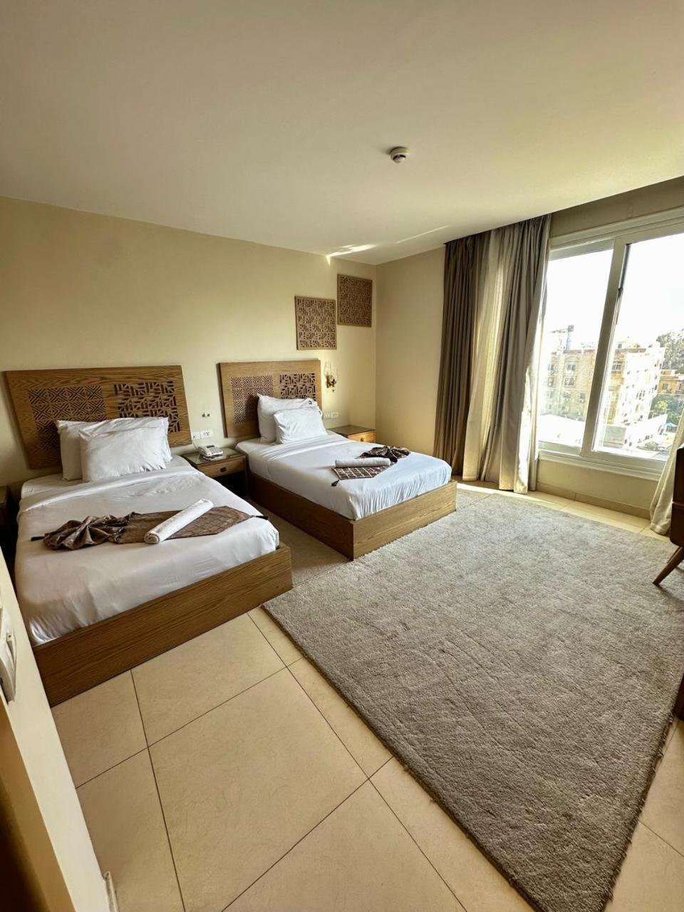 Doudou Pyramids View Hotel Kafrat al Jabal Exterior photo