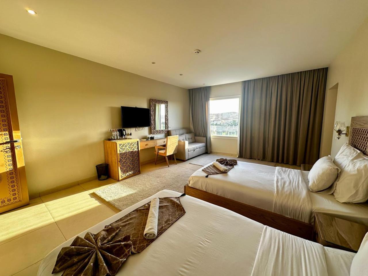 Doudou Pyramids View Hotel Kafrat al Jabal Exterior photo