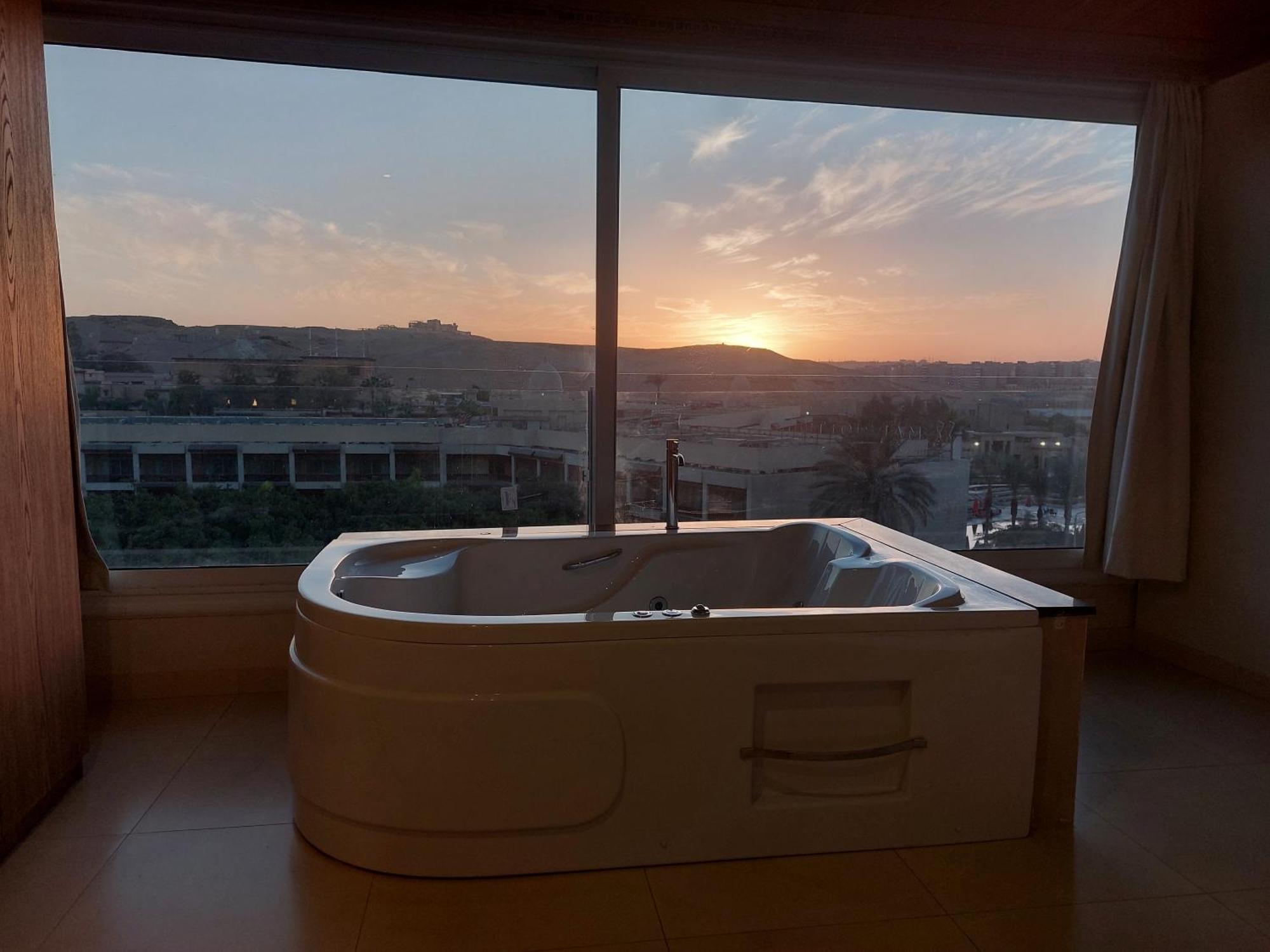 Doudou Pyramids View Hotel Kafrat al Jabal Exterior photo
