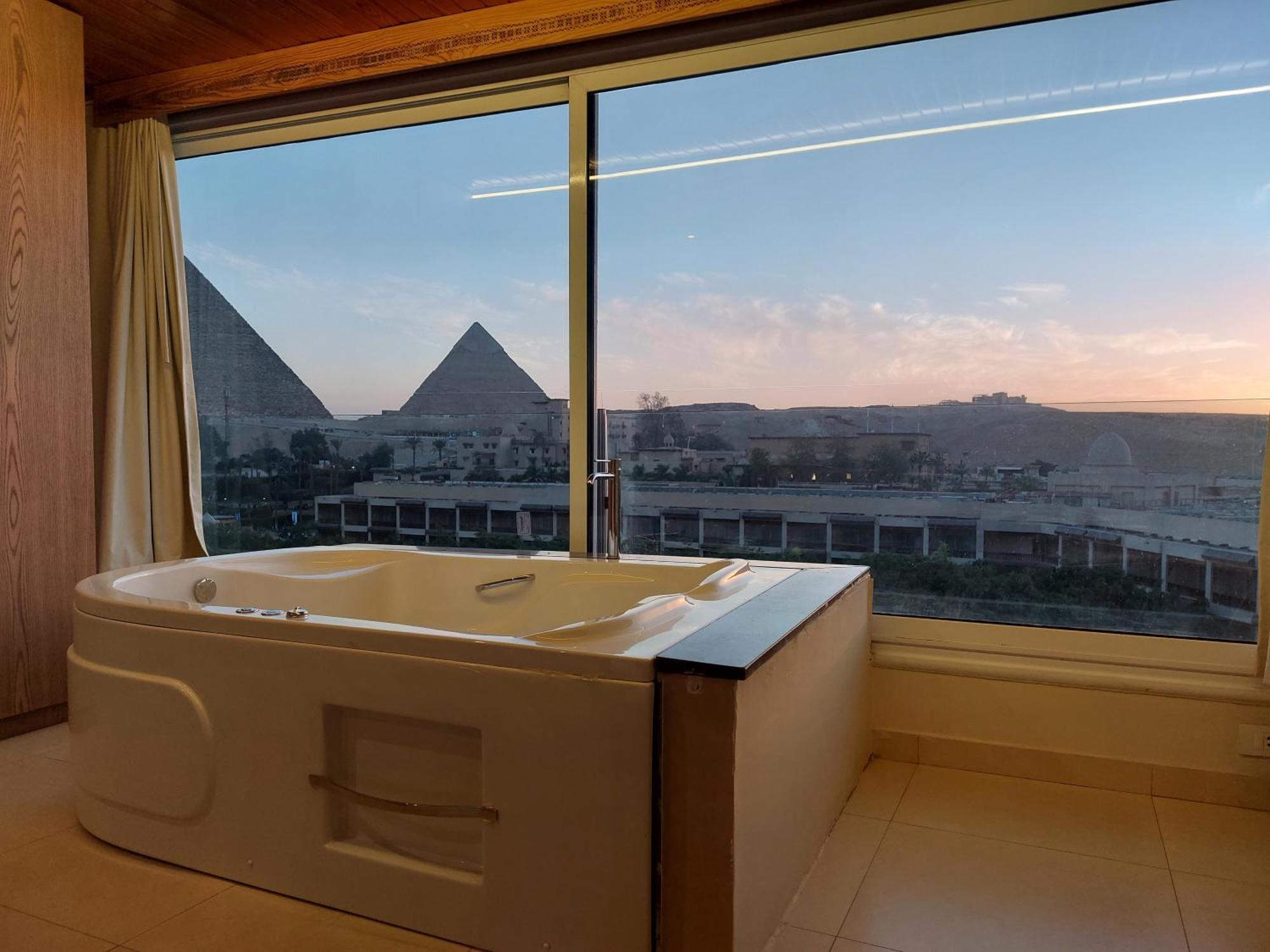 Doudou Pyramids View Hotel Kafrat al Jabal Exterior photo